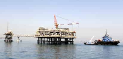 El optimismo sobre la evolución de la demanda ante los planes de desescalada de las medidas contra el COVID-19 de diversos países impulsó hoy el precio del barril de Brent para entrega en julio, que avanzó un 13.74 %, hasta 30.95 dólares. (ARCHIVO) 