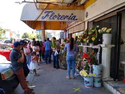 Los gomezpalatinos abarrotaron algunos negocios en la zona Centro como parte de la celebración por el Día de las Madres.