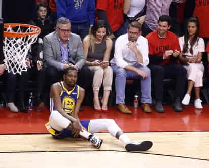 Kevin Durant se lesionó el tendón de Aquiles en las finales de la temporada pasada y no ha vuelto a la actividad. (ARCHIVO)