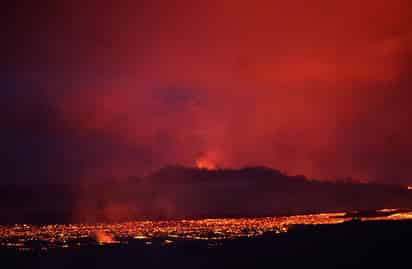 En la última década, un gran lago de lava burbujeó y salpicó dentro de la caldera de la cumbre del volcán Kilauea, uno de los más activos del mundo; en 2018, el lago se drenó rápidamente y parte del piso de la caldera colapsó. (ARCHIVO) 