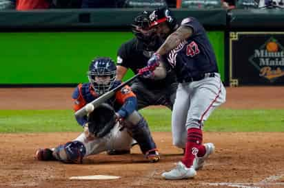 Howie Kendrick de los Nacionales de Washington conecta un jonrón ante los Astros de Houston durante el séptimo juego de la Serie Mundial de 2019. (ARCHIVO)