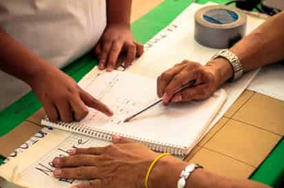 Los trabajadores del sector de la educación están entre los que menos ganan, en términos de salarios. (ARCHIVO)