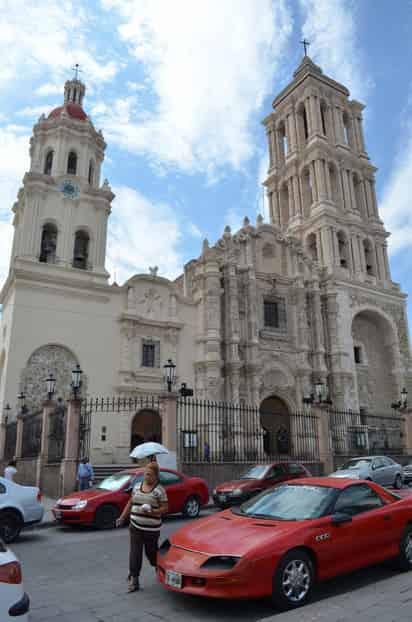 El obispo de Saltillo invitó a los fieles a seguir la transmisión diaria de servicios religiosos de esta diócesis a través de redes sociales. (ARCHIVO)