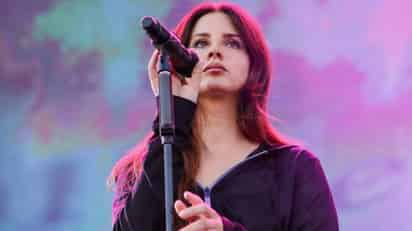 Lana del Rey ha anunciado este jueves que el próximo 5 de septiembre lanzará nuevo disco de estudio, titulado Violet Bent Backwards Over the Grass, en un mensaje en sus redes sociales que en realidad ha provocado más reacciones al defenderse contra quienes la acusan de 'glamourizar el abuso'. (ESPECIAL)