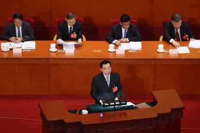 Durante la apertura de la décimo tercera Asamblea Popular Nacional de China el vicepresidente de su Comité Permanente, Wang Chen (c), presentó un documento para modificar los mecanismos de aplicación de la ley de seguridad en la Región Administrativa Especial de Hong Kong (RAEHK). (ARCHIVO)
