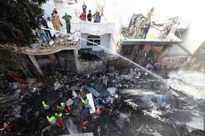 Un avión de la compañía estatal Pakistan International Airlines (PIA) se estrelló este viernes en Pakistán en una zona residencial de la sureña ciudad de Karachi con 99 personas a bordo, dejando al menos 60 fallecidos. (ARCHIVO) 