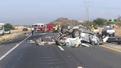 El chófer del tracto camión resultó lesionado y fue atendido por paramédicos de la Cruz Roja.(EL SIGLO COAHUILA)