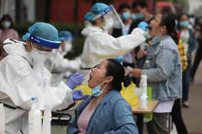 La central ciudad china de Wuhan aceleró hoy la aplicación de las pruebas de detección de nuevos positivos por coronavirus, de acuerdo con la Comisión Nacional de Salud (NHC), donde la mitad de la población ya ha sido objeto de los exámenes. (ARCHIVO) 