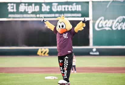 El Pollo Algodonero, divertido personaje que hace reír a chicos y grandes en el estadio de beisbol. (ARCHIVO)