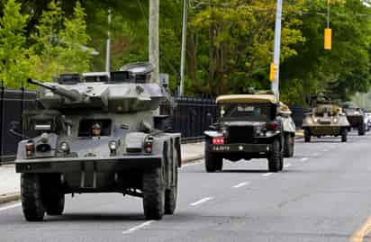 Los neoyorquinos celebraron el Día de los Caídos en Guerras con convoyes de autos y pequeñas ceremonias en lugar de desfiles, mientras aquellos que querían rendir tributo a los militares caídos se enfrentaron con restricciones por el coronavirus. (ARCHIVO) 
