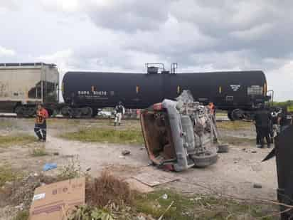 Una familia del municipio de Nava, conformada por dos adultos y dos menores de edad, que viajaban en una camioneta; resultaron lesionados al ser embestidos por el ferrocarril. Al momento se reporta grave a una de menor de edad, por una probable fractura de cráneo. (RENÉ ARELLANO)