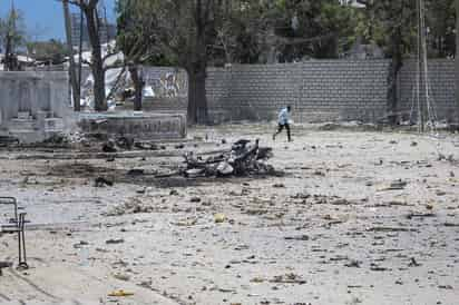 Al menos trece personas fallecieron este domingo y otras siete resultaron heridas después de que el minibús en el que viajaban pisara un artefacto explosivo cerca de Mogadiscio, capital de Somalia, confirmaron fuentes oficiales. (ARCHIVO)