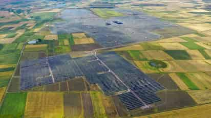 En promedio, la nueva energía solar fotovoltaica (FV) y la energía eólica terrestre cuestan menos que mantener en funcionamiento muchas plantas de carbón existentes. (EFE) 