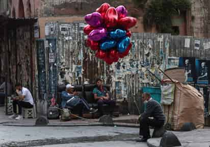 El presidente turco, Recep Tayyip Erdogan, canceló hoy el toque de queda de dos días en 15 provincias, inicialmente planeado para iniciar este viernes mediante prohibiciones para salir a la calle y que buscaría fortalecer los esfuerzos contra la propagación de COVID-19. (ARCHIVO) 