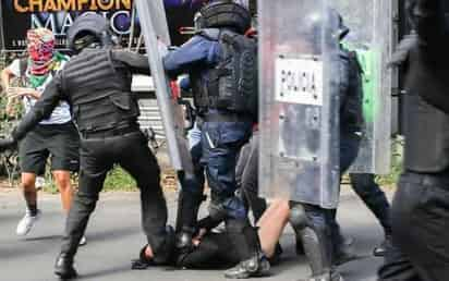 Las imágenes de la adolescente agredida durante la manifestación en la CDMX, ha dividido opiniones entre el público de redes sociales (CAPTURA)  