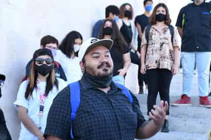 Simpatizantes del colectivo “Anarkos Laguneros” realizaron una manifestación pacifica al pie de la Presidencia Municipal, en protesta por las detenciones realizadas el pasado domingo, en donde siete jóvenes, entre ellos dos menores de edad fueron detenidos por Policías Municipales, acusados de vandalizar la infraestructura. (FERNANDO COMPEÁN)