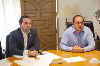 Pablo Ojeda Cárdenas (i), secretario de Gobierno de Morelos, junto al gobernador Cuauhtémoc.