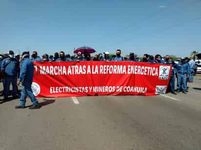 El cierre de la carretera se realizó solo durante la lectura del pliego petitorio, en voz de Eulalio Gutiérrez García, Secretario General de la sección de 201 de la SUTERM. (EL SIGLO DE TORREÓN)