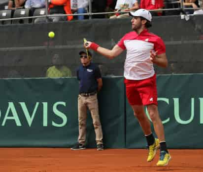 El deporte blanco en el país ha sufrido al grado que los jugadores batallan para sobresalir. (EFE)