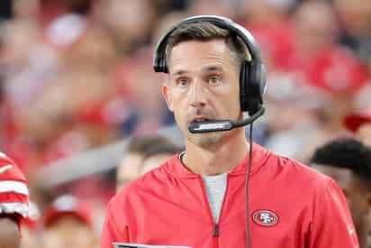 Shanahan selló su primer contrato por seis temporadas con los 49ers, que ahora ha sido sustituido por el nuevo acuerdo. (ARCHIVO)