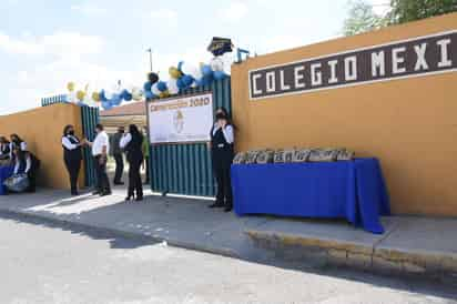 Padres de familias y maestros del Colegio México Americano decidieron no dejar pasar la ocasión tan especial, y los primeros decoraron sus vehículos para pasear a sus hijos por las principales calles de la ciudad. (EL SIGLO COAHUILA)