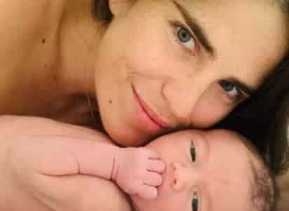 Karla Souza y su hijo aparecen en la revista People. (ESPECIAL) 