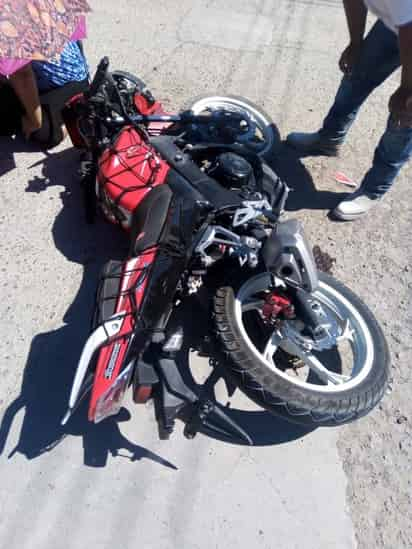 El joven viajaba en una motocicleta de color rojo cuando ocurrió el accidente. (EL SIGLO DE TORREÓN)