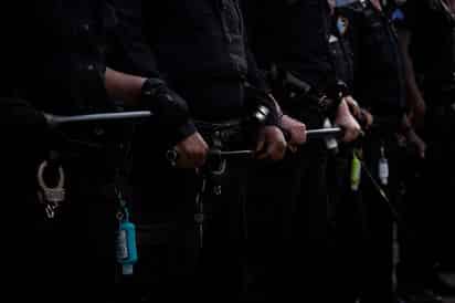 Un agente de la Policía de Nueva York ha sido suspendido tras usar una llave de estrangulamiento prohibida por el Cuerpo para inmovilizar a un ciudadano negro cuando era arrestado. (ARCHIVO)