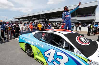 La soga anudada a manera de hora que se encontró en el lugar de Bubba Wallace (d) estaba ahí desde octubre de 2019 confirmó el FBI. (AP)