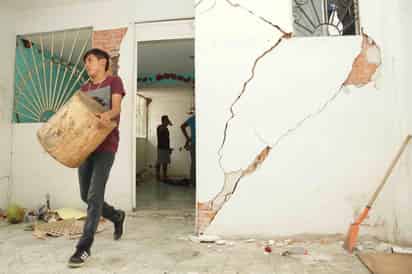 El número de fallecidos por el terremoto que sacudió este martes el centro y sur de México se elevó a diez mientras que su magnitud fue ajustada de 7.5 a 7.4, informó este miércoles la Coordinación Nacional de Protección Civil de México. (EFE)