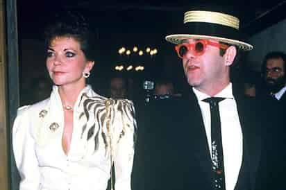 La exesposa de Elton John, Renate Blauel, ha presentado una medida legal contra el cantante británico ante el Tribunal Superior de Londres. (ESPECIAL) 