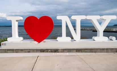 El logo de Glaser, se convirtió en un estandarte de la ciudad de Nueva York, siendo utilizado en diversos productos y promocionales (MONUMENTO COLOCADO EN FINGER LAKES, NY)