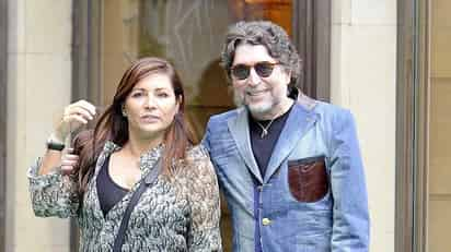 Joaquín Sabina contrajo matrimonio en la mañana de este lunes con su compañera sentimental desde hace años, Jimena Coronado, en una ceremonia íntima celebrada en el Registro Civil de la capital española. (ESPECIAL) 