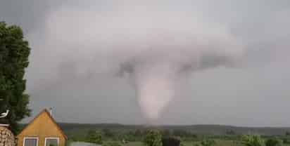 El tornado fue captado en vidoe por habitantes de la ciudad (CAPTURA)