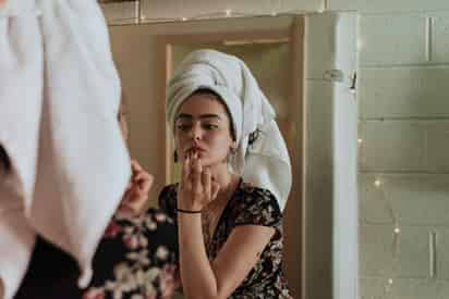 Aunque anteriormente lo ideal era utilizar maquillaje que cubriera las imperfecciones, como los pequeños barros o manchas, actualmente se han popularizado las rutinas para el cuidado facial que evitan y previenen la aparición de estas marcas.  (ESPECIAL)