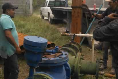 El desabasto de agua potable en siete colonias de Castaños se está solucionando con pipas, informó el alcalde de Castaños, Enrique Soto Ojeda, quien afirmó que la falla del pozo dañado deberá quedar reparada hoy mismo.  (SERGIO A. RODRÍGUEZ)