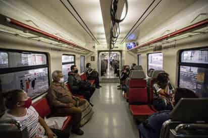 El tren suburbano de la Ciudad de México a diario transporta a 64 mil personas.