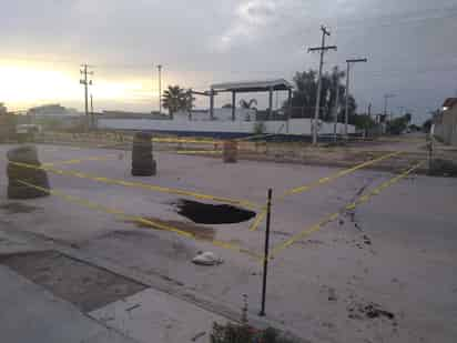 Por debajo del pavimento se observa un gran agujero y los vecinos dijeron que se acumula el agua del drenaje.