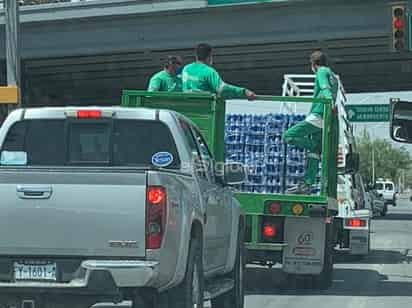 La unidad circulaba alrededor de las 11:40 horas en el cruce de la carretera antigua a San Pedro y Periférico de Torreón, bajo el puente llamado El Campesino. (EL SIGLO DE TORREÓN)