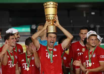 El Bayern Múnich consolidó su dominio en el fútbol de su país el sábado, al conquistar otro doblete de títulos, gracias a una victoria por 4-2 sobre el Bayer Leverkusen, en la final de la Copa de Alemania, que por primera vez en la historia se realizó sin público. (ARCHIVO)