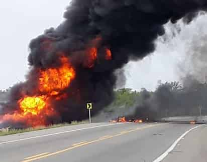 El camión cisterna cargado de gasolina se volcó en la carretera entre las ciudades colombianas de Barranquilla y Santa Marta. (TWITTER)