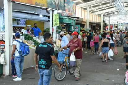 El comerciante señaló que se trata de una media que responde a la necesidad de mejorar el control de las acciones sanitarias entre los visitantes, quienes en muchas ocasiones se resisten a utilizar el cubrebocas, acuden acompañados de familiares y no toman en cuenta la distancia social.
(FERNANDO COMPEÁN)