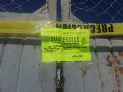 El sello de suspensión se colocó en la puerta principal con la leyenda 'se suspende por la falta de pago de uso de suelo'.
(EL SIGLO DE TORREÓN)