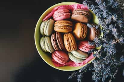 Las famosas galletas francesas muy crujientes por fuera y suaves por dentro, deben gran parte de su popularidad actual a su apariencia, pues lo cierto es que sus llamativos colores no pasan desapercibidos, suelen ser descritos como una caja de acuarelas. (ESPECIAL)