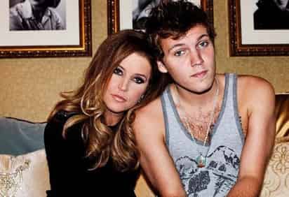 Benjamin mantenía un perfil bajo ante los medios de comunicación, por lo que no figuraba con su madre y su padre, el músico Danny Keough. (INTERNET)