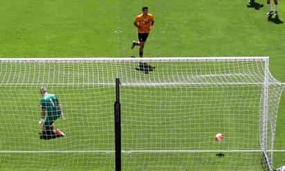 Raúl Jiménez marcó el primer tanto del partido luego de engañar al arquero rival en un disparo desde el manchón penal. (EFE)