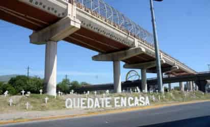 Las autoridades del municipio de San Nicolás de los Garza, Nuevo León, instalaron en uno de los principales complejos viales de la ciudad un 'cementerio' de cien cruces blancas de madera, junto con gigantescas letras con la frase 'Quédate en casa', como parte de una campaña para llamar a la población a permanecer en aislamiento para evitar ser víctimas mortales del nuevo coronavirus. (ESPECIAL)