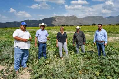 La alcaldesa Yolanda Cantú Moncada visitó el ejido San Juan de Boquillas, para implementar el programa de distribución de semillas para huertos familiares, con los que han sido beneficiados campesinos y ejidatarios. (EL SIGLO COAHUILA)