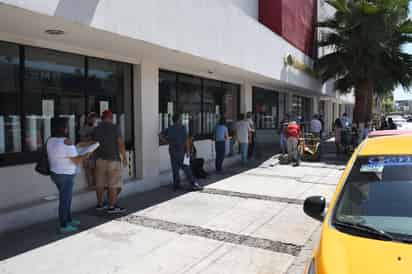 Debido a las limitaciones en el ingreso a la sucursal del Centro, diversas personas tuvieron que esperar en el exterior. (FERNANDO COMPEÁN)