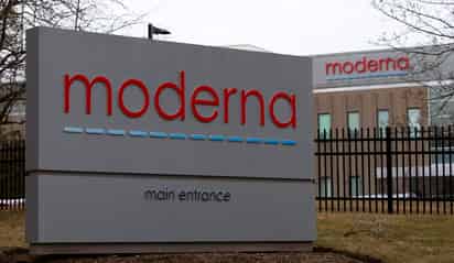 Moderna espera producir entre 500 y 1,000 millones de dosis de su vacuna ARNm-1273 contra la COVID-19, que, según la compañía, ha demostrado resultados positivos en la primera fase de pruebas clínicas. (ARCHIVO)